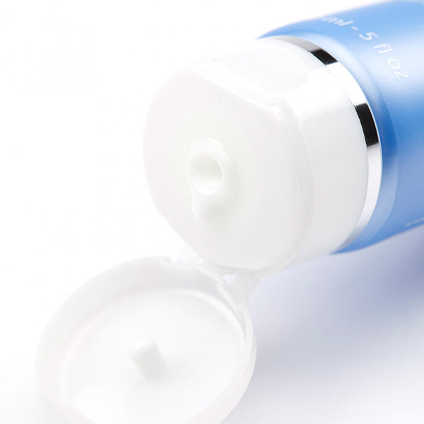 Close-up of an open skincare tube with a blue body and white cap, displaying the dispensing nozzle of Souffle Marin Cleansing Foaming Cream | Phytomer.